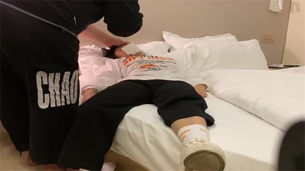 [精选]03年美女同事办公室激情！上司狂操嫩穴高潮连连