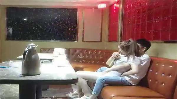 探花偷香K秘拍！鄰家清純女神包廂鏡頭下大尺泄｜全網首發完整版